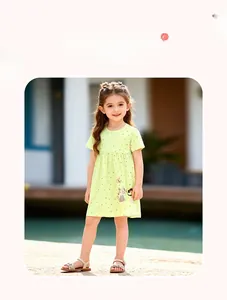 Détail de robe d'été vert clair pour fille avec imprimé cartoon mignon et motifs floraux