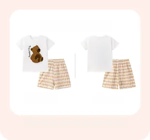 Détails de l'ensemble d'été enfant en coton avec patch ours et short à carreaux recto verso