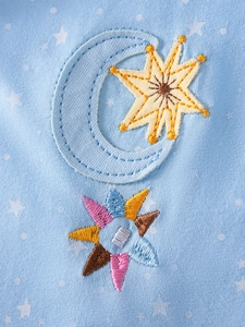 Robe d'été bleue pour filles avec de magnifiques broderies de lune et d'étoiles colorées