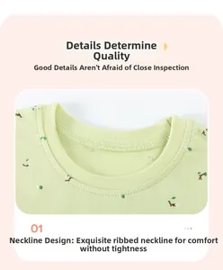 Détail du col en maille côtelée en coton vert clair avec motif petites feuilles