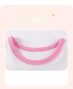 Detailansicht der rosa Kontrast-Rundhalsausschnitt-Nähte an einem Mädchen-Sommerkleid