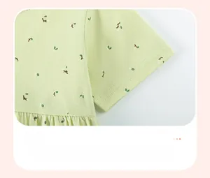 Gros plan détaillé des poignets en coton doux avec des motifs délicats de fleurs et feuilles