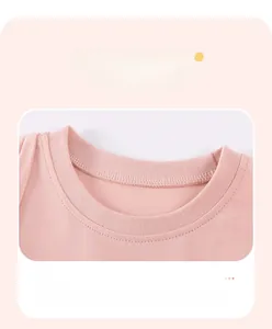 Détail de l'encolure rose de robe fille avec col côtelé et finitions à double surpiqûre