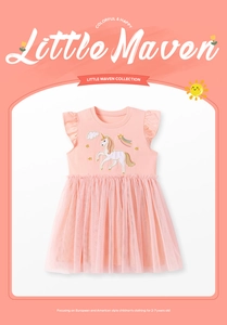 Detail eines rosa Tüllkleids mit Einhorn-Stickerei und Sternen für Mädchen von 2-7