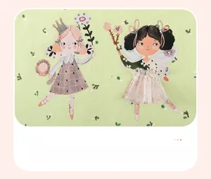 Détail de robe fille vert clair avec tulle rose 3D et motif de fée par transfert thermique