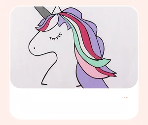 Nahaufnahme von Einhorn-Druck und lila Horse-Schriftzug auf weißem Baumwollkleid