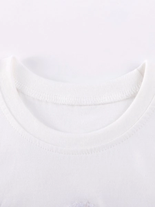 Détail de l'encolure en coton de qualité du t-shirt blanc à motif ours pour fillettes
