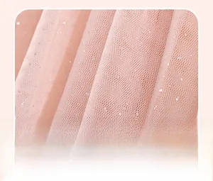 Détail du tissu en tulle rose à paillettes argentées et plis pour robe d'été fille