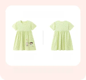 Vues détaillées avant et arrière de la robe en coton vert clair avec fleurs et motif ange