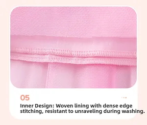 Detailansicht eines rosa Mädchenkleides mit gewebtem Futter und feiner Overlock-Naht