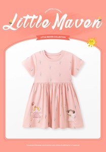 Détail de la robe rose en coton pour filles avec imprimé floral bleu et motifs de fées