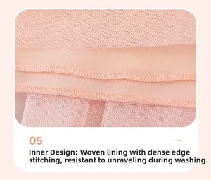 Détail de la doublure rose et du tulle fin avec des coutures de bordure durables