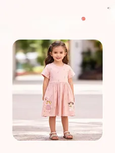 Détail de robe d'été rose clair en coton pour fille avec motif dessin animé et fleurs