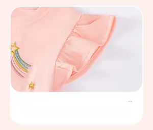 Detail von rosa Baumwollkleid mit Rüschenärmeln und bunter Regenbogen-Stickerei