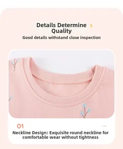 Détail de l'encolure en coton rose pour robe de bébé avec fleurs bleues et coutures fines