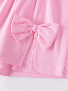 Set estivo in maglia rosa per bambina con un delicato fiocco laterale decorativo