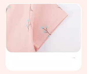 Gros plan du poignet d'une robe rose à fleurs avec finitions à double surpiqûre