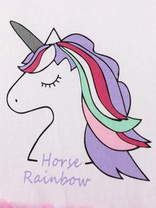 Mädchenkleid in Weiß mit Regenbogen-Einhorn-Druck und rosa Tüllrock-Detail