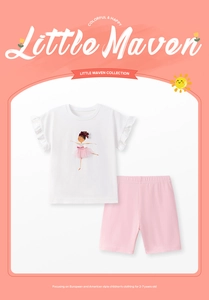 Details des Mädchen-Sommeroutfits mit weißem Rüschen-T-Shirt und 3D-Ballerina-Motiv