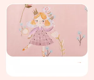 Détail d'une robe pour bébé avec imprimé princesse fée et texture de tissu doux