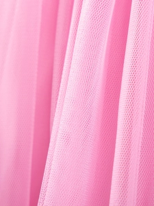 Detailansicht des geschichteten rosa Netzstoffs bei einem Einhorn-Mädchenkleid