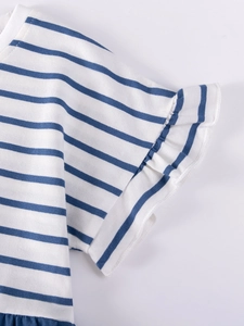 Klassisches blau-weiß gestreiftes Mädchenkleid aus Baumwolle mit zarten Rüschenärmeln