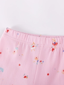 Rosa Kinderhose mit elastischem Bund und süßen Hasen Erdbeeren und Blumenmustern
