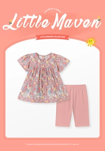 Dettaglio dell'outfit estivo bimba in cotone floreale con graziosi ricami di conigli
