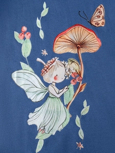 Mädchen Sommerkleid mit Waldfee- und Pilzmotiv auf marineblauem Streifenstoff