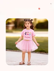 Détail du t-shirt en coton rose avec imprimé ballet et jupe tutu en tulle rose