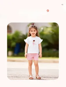 Mädchen-Sommer-Set mit Ballett-T-Shirt und rosa Shorts, präsentiert an einem Modell