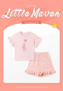 Dettaglio top rosa da bambina con maniche a volant e pantaloncini floreali Little Maven