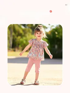 Dettaglio del set estivo da bambina con top a fiori, stampa a coniglio e leggings rosa elastici