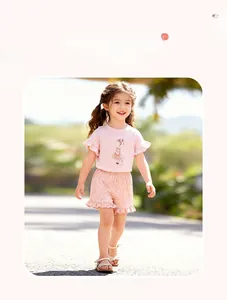 Dettaglio completo estivo bambina rosa con pantaloncini floreali e maniche a volant