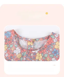 Dettaglio dello scollo rotondo del top estivo floreale con stampe di fiori arancioni
