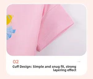 Détail du revers de manche courte sur un t-shirt en coton rose avec imprimé princesse