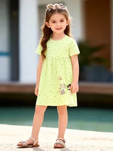 Robe d'été vert clair en coton pour fille avec imprimé floral et motifs de dessins animés