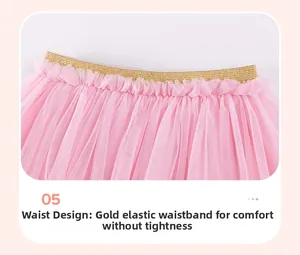 Détail de jupe tutu rose avec taille élastique dorée scintillante et plusieurs couches