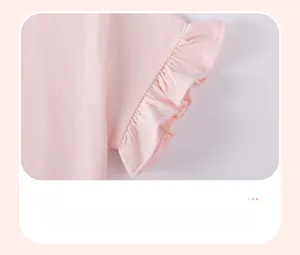 Dettaglio di polsini rosa con volant e punto smock elastico per abito da bambina
