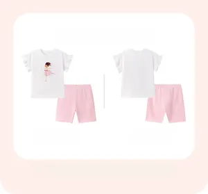 Vorder- und Rückansicht des Mädchen-T-Shirts mit Ballettdruck und rosa Shorts
