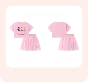 Détail d'un ensemble tutu rose pour fille avec imprimé ballet et jupe en tulle
