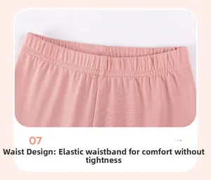 Dettaglio di pantaloncini in maglia rosa con vita elastica e morbida trama a costine