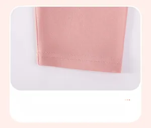 Dettaglio dell'orlo dei pantaloni rosa per bambine con doppia cucitura in cotone morbido