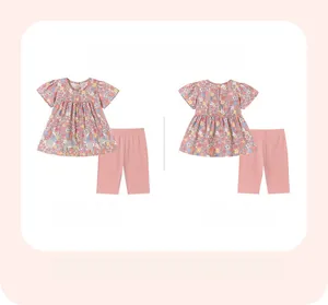 Dettaglio top in cotone floreale con ricamo a coniglio e pantaloni rosa per bambine