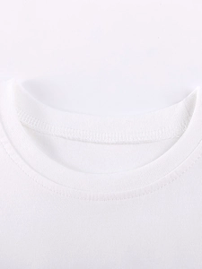 Ausschnittdetail eines weißen Baumwoll-T-Shirts für Mädchen mit geripptem Kragen und Naht