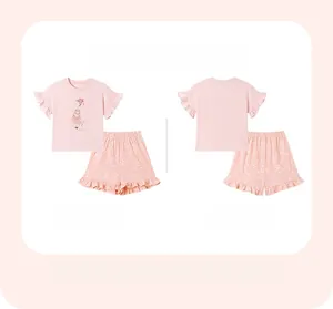Dettaglio completo completo rosa bimba con maniche a volant e pantaloncini floreali