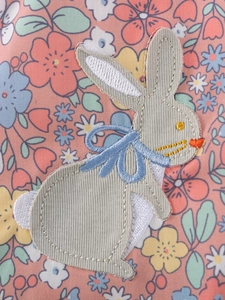 Completo estivo da bambina con stampa floreale e ricamo a coniglio grigio su rosa