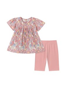 Completo estivo da bambina con top floreale, leggings rosa e ricamo a coniglio
