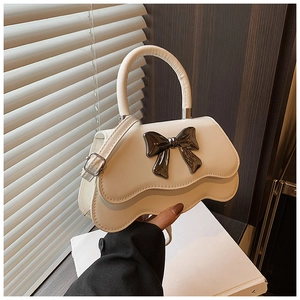 Mini borsa bianca con fiocco in metallo e bordo ondulato per uso a tracolla o a mano