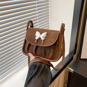 Braune plissierte Umhängetasche für Damen mit Vintage-Matteffekt und silberner Schmetterlingsschnalle
